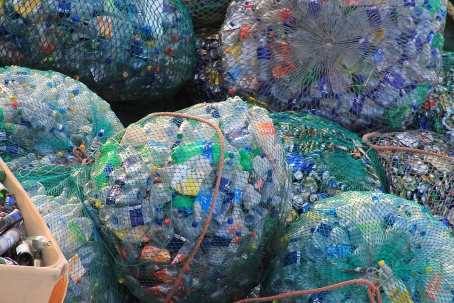 Theresa May pledges to cut all avoidable plastic waste by 2042